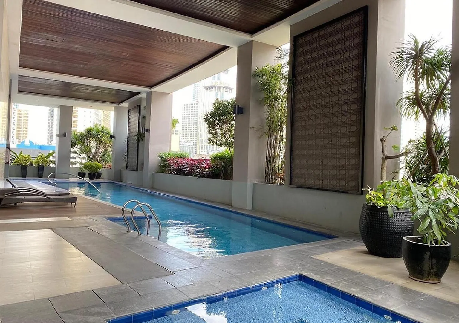 Greenbelt King Suite With Balcony At Mosaic Tower - Free Gym Pool Wifi & Washer + Manila