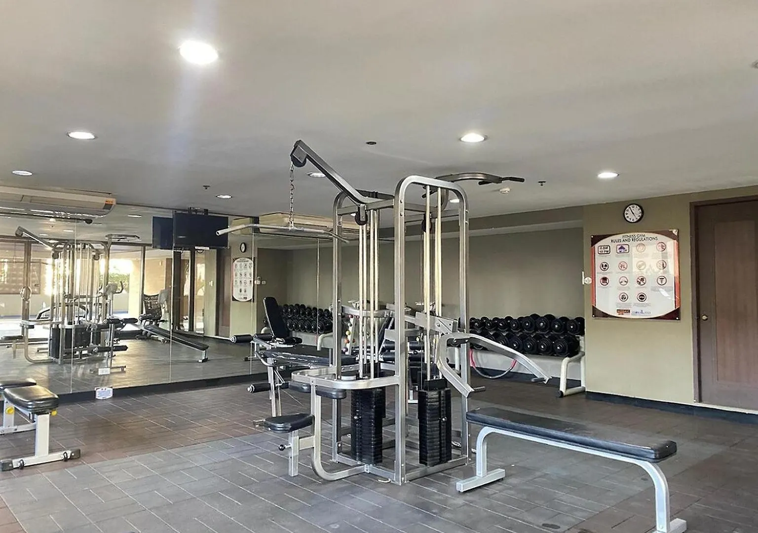 Apartment Greenbelt King Suite With Balcony At Mosaic Tower - Free Gym Pool Wifi & Washer + Manila