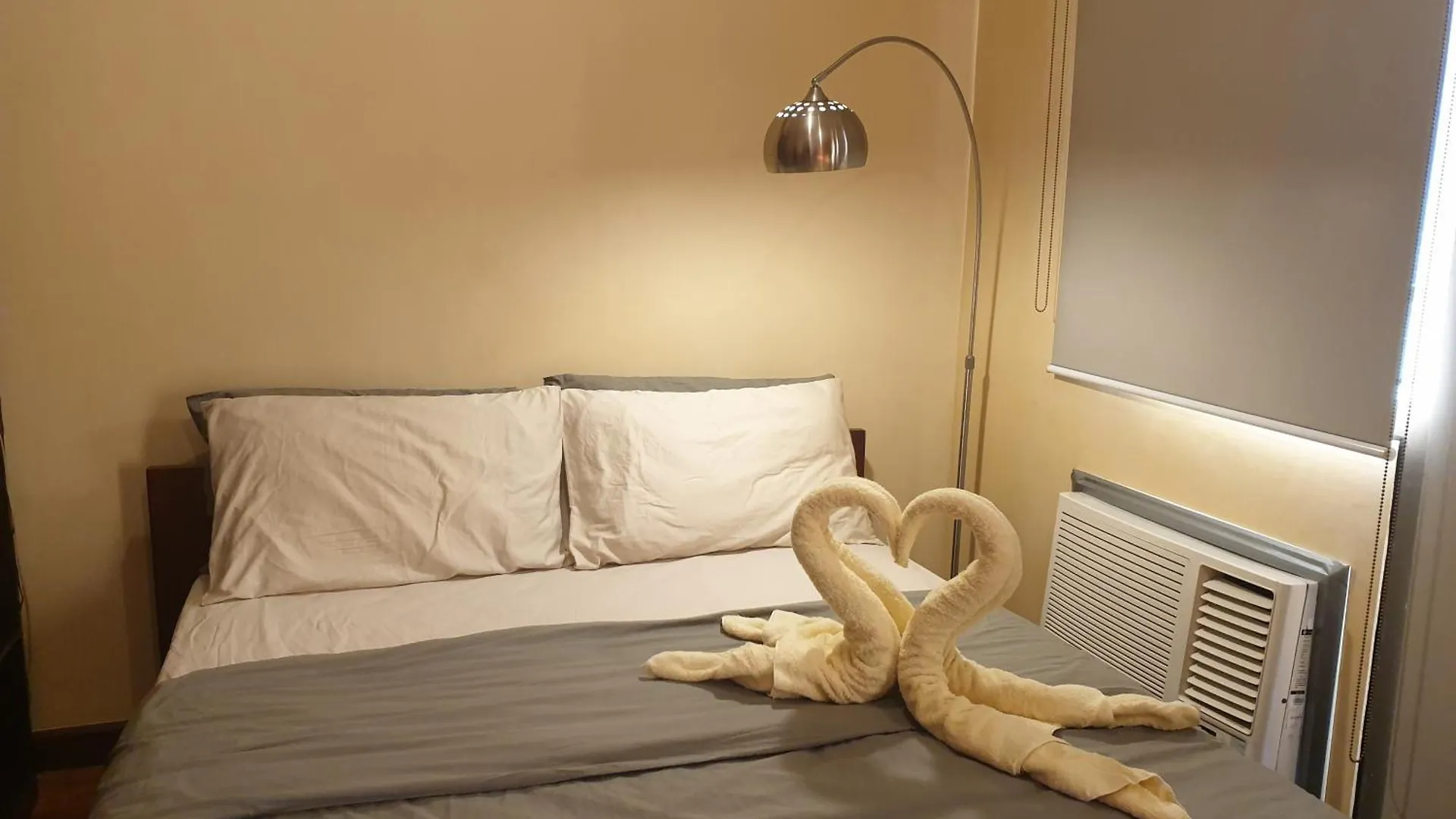Apartment Greenbelt King Suite With Balcony At Mosaic Tower - Free Gym Pool Wifi & Washer + Manila