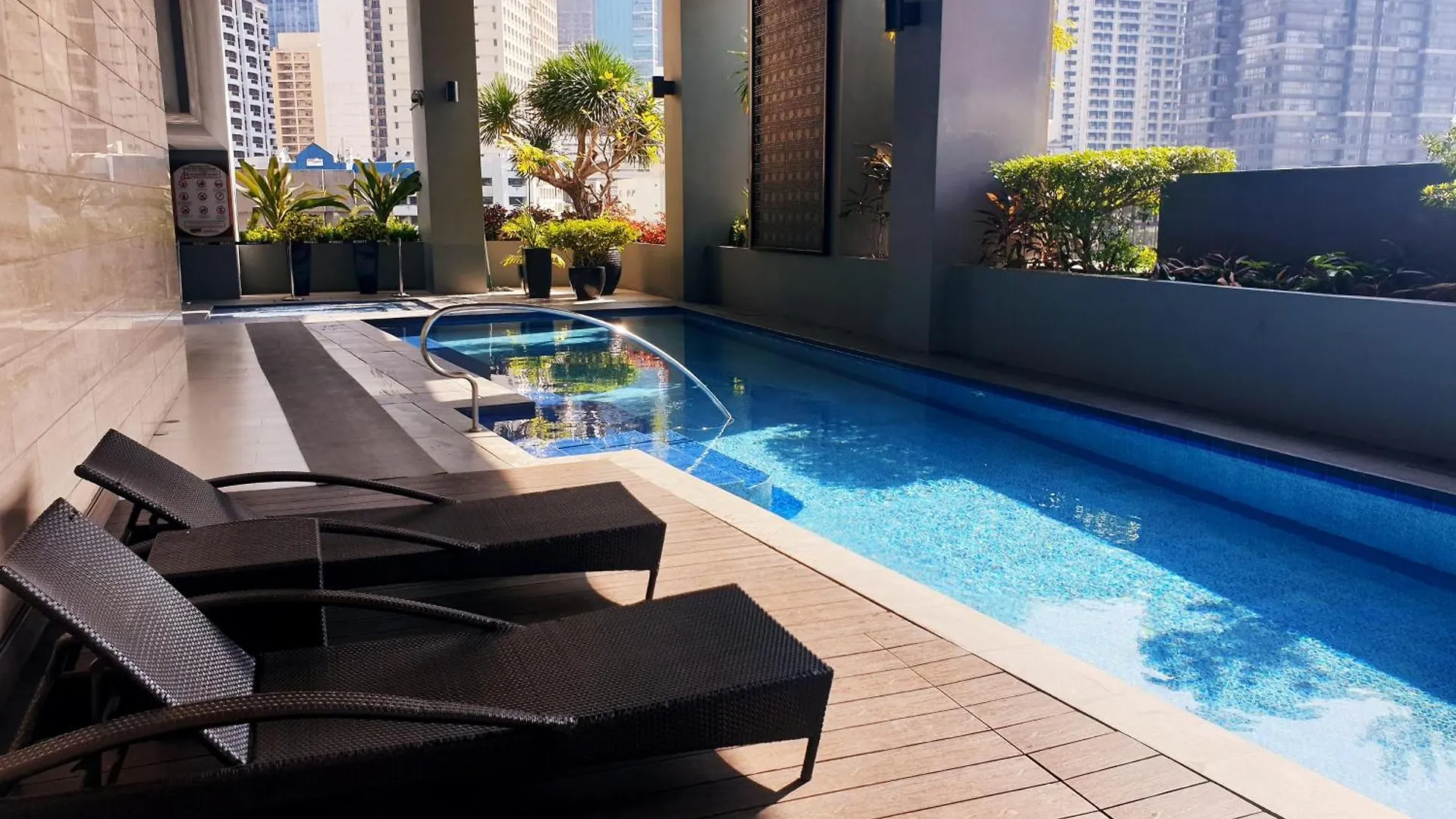 Greenbelt King Suite With Balcony At Mosaic Tower - Free Gym Pool Wifi & Washer + Manila