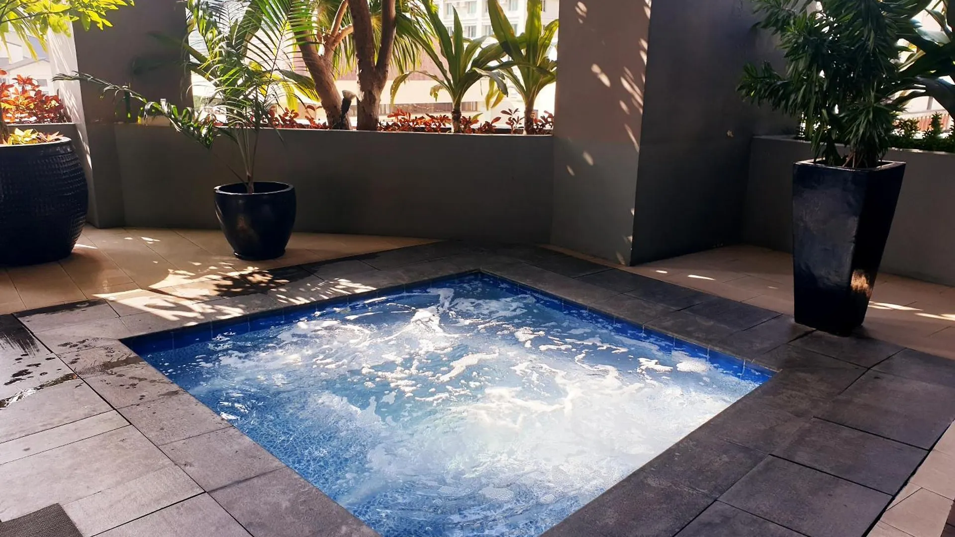 Greenbelt King Suite With Balcony At Mosaic Tower - Free Gym Pool Wifi & Washer + Manila Apartment