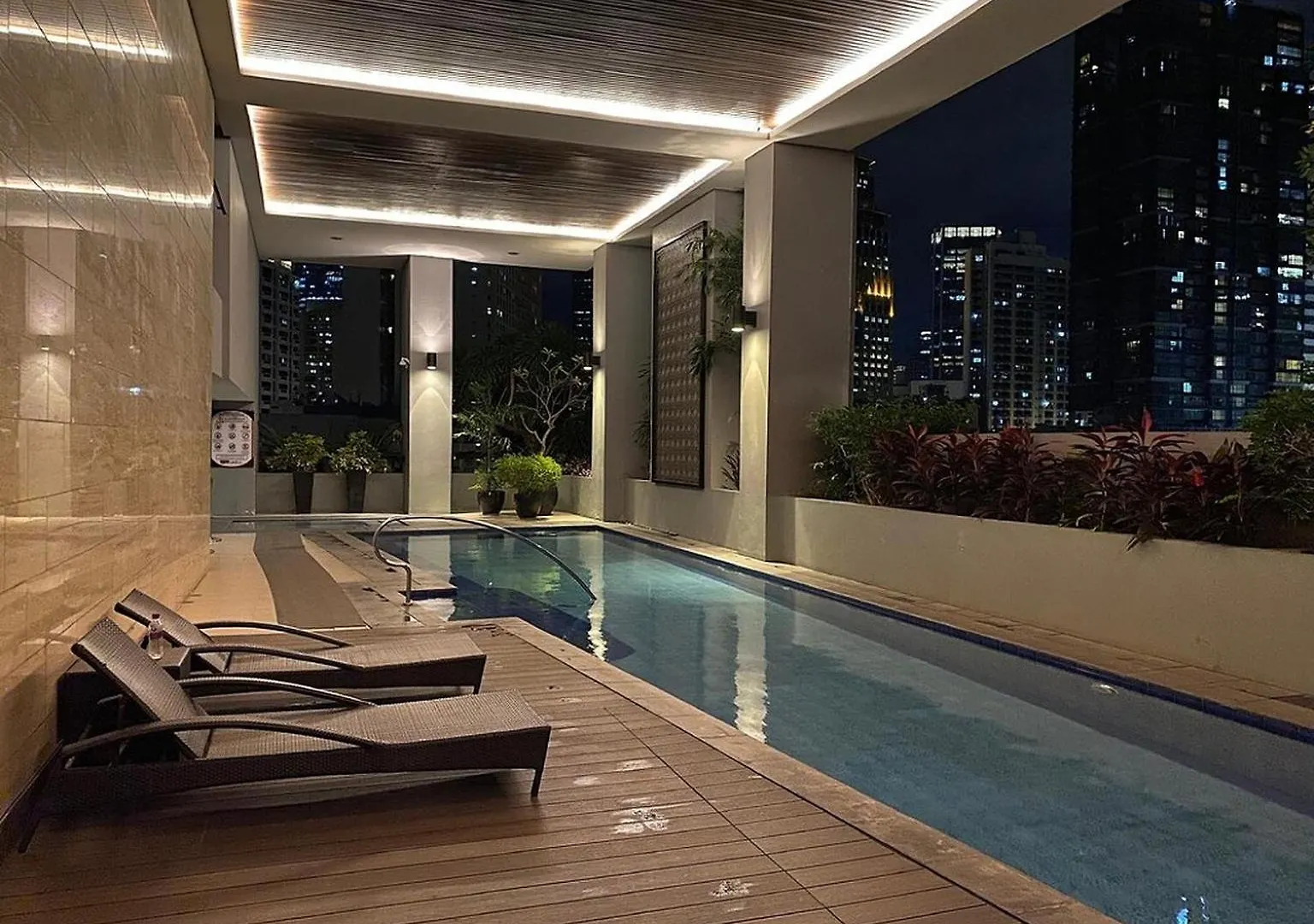 Apartment Greenbelt King Suite With Balcony At Mosaic Tower - Free Gym Pool Wifi & Washer + Manila